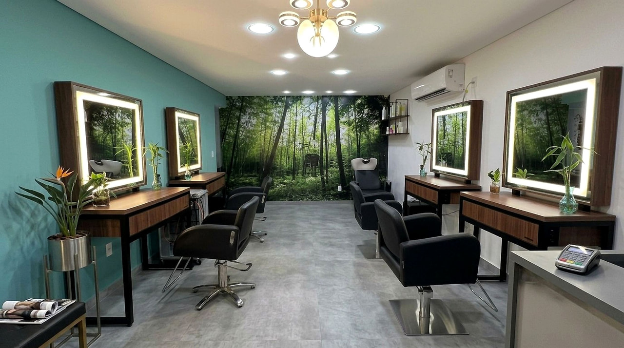 Salão Elzas com parede de floresta, cadeiras e espelhos iluminados